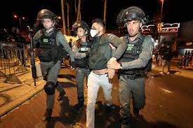 Palestinians scuffle with Israeli police in Jerusalem over ban on gatherings in Ramadhan Palestinians scuffle with Israeli police in Jerusalem over ban on gatherings in Ramadhan