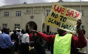 Zimbabwe public servants reject 100% pay increase