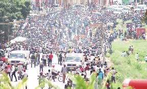 Police and army stop anti-government protesters from going to State House