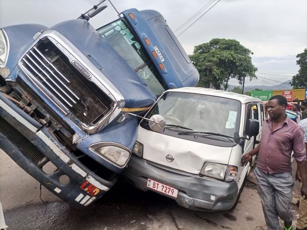 Woman dies, several injured in Truck accident Woman dies, several injured in Truck accident