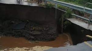 Floods wash away Kyungu Bridge along M1 road in Karonga, killing two travelers