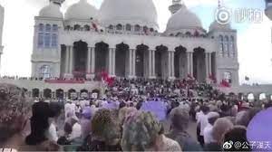 Muslims block Chinese government from demolishing mosques Muslims block Chinese government from demolishing mosques